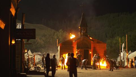 The cast and crew of Hell on Wheels explain how the burning church scene was created.