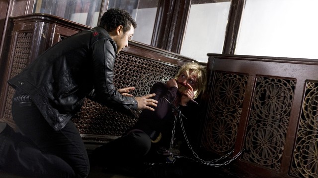 Hostage takers kidnap an art dealer's wife