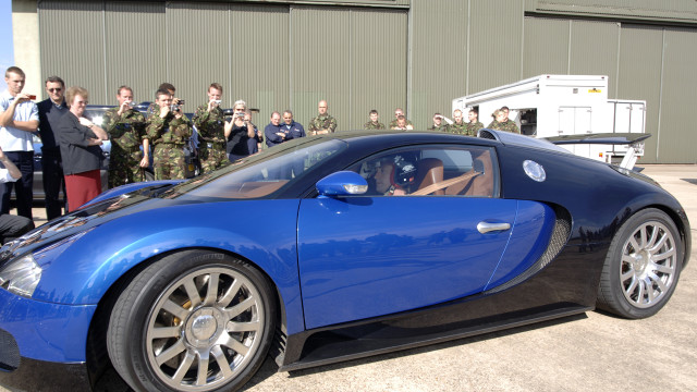 Richard in the Veyron draws a crowd.