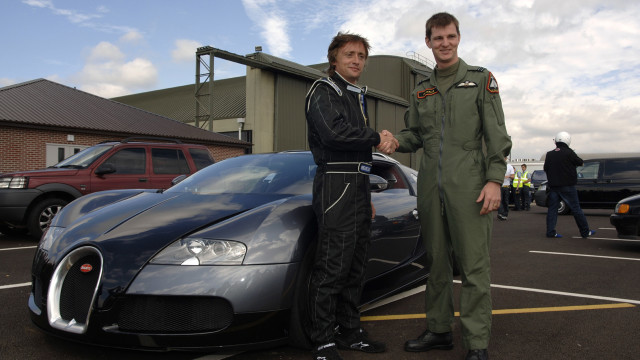 Richard Hammond and Flt Lt Jim Walls, shake hands