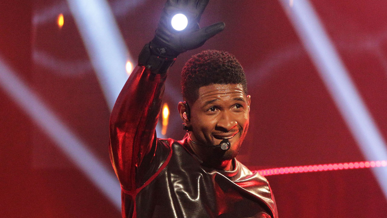 R&B sensation Usher waves to the audience.
