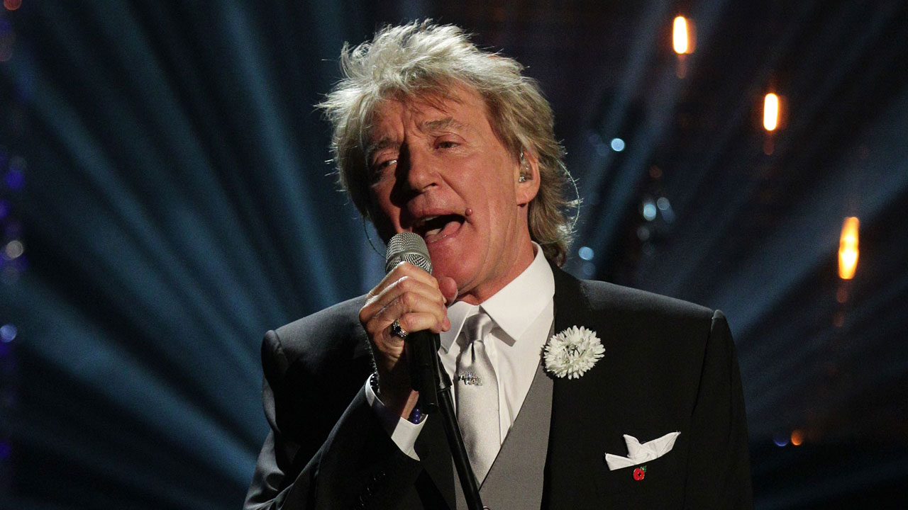 Rod Stewart brings some holiday cheer to the stage!