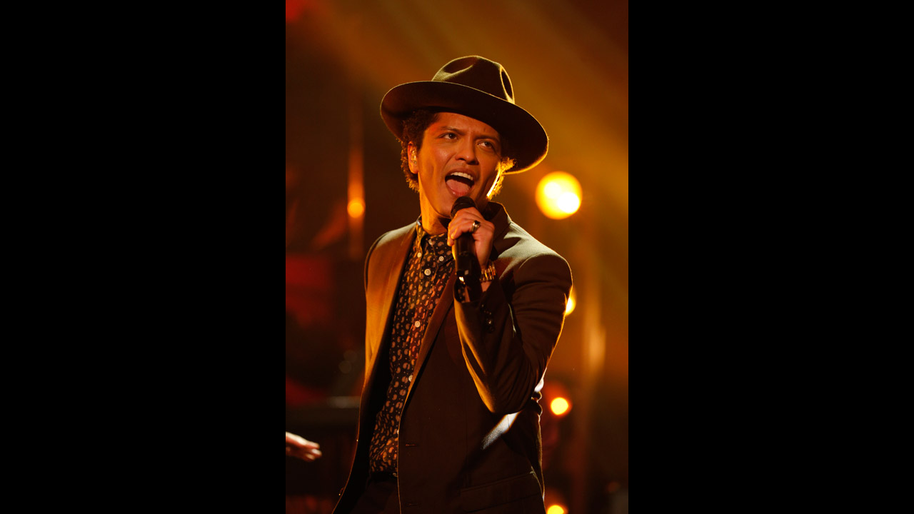 Bruno Mars brings down the house on 'The Graham Norton Show'