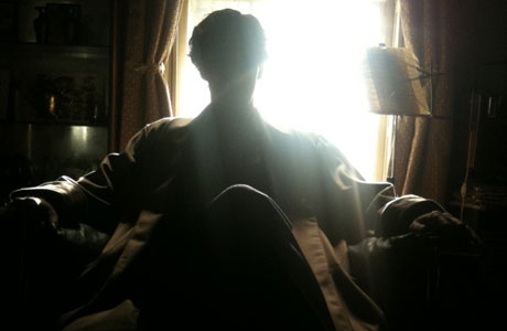 Benedict Cumberbatch reclines in the sunshine, on the set of 'Sherlock' (pic from Mark Gatiss's Twitter feed)