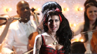 anglo_2000x1125_amywinehouse_markronson_