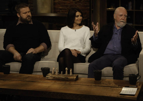 Robert Kirkman (The Walking Dead Executive Producer, Writer), Lauren Cohan (Maggie Greene) and Scott Wilson (Hershel Greene) in Episode 8 of The Talking Dead
