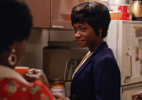 Shirley (Sola Bamis) and Dawn (Teyonah Parris) in Mad Men