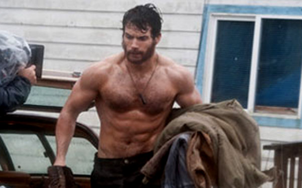 Man Of Steel Set Photos Reveal Henry Cavill Showing Off His Abs Of