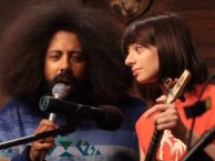 Reggie Watts creates an improvised song with the help of Garfunkel and Oates.