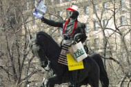 Tourist-In-Chief Artist creates touristy NYC statue