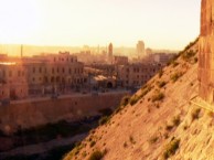 Syria (MAN SHOPS GLOBE) (Season 2, Episode 8) (Clip 1) Keith and Anna Sui learn that walking isn't usually the best option while exploring Syria.