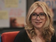 New Girl creator Liz Meriwether and actor Jake Johnson sit down with Jim Rash on THE WRITERS' ROOM.