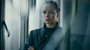 Samantha-Morton-Naomi-The-Last-Panthers-Gallery-800x450