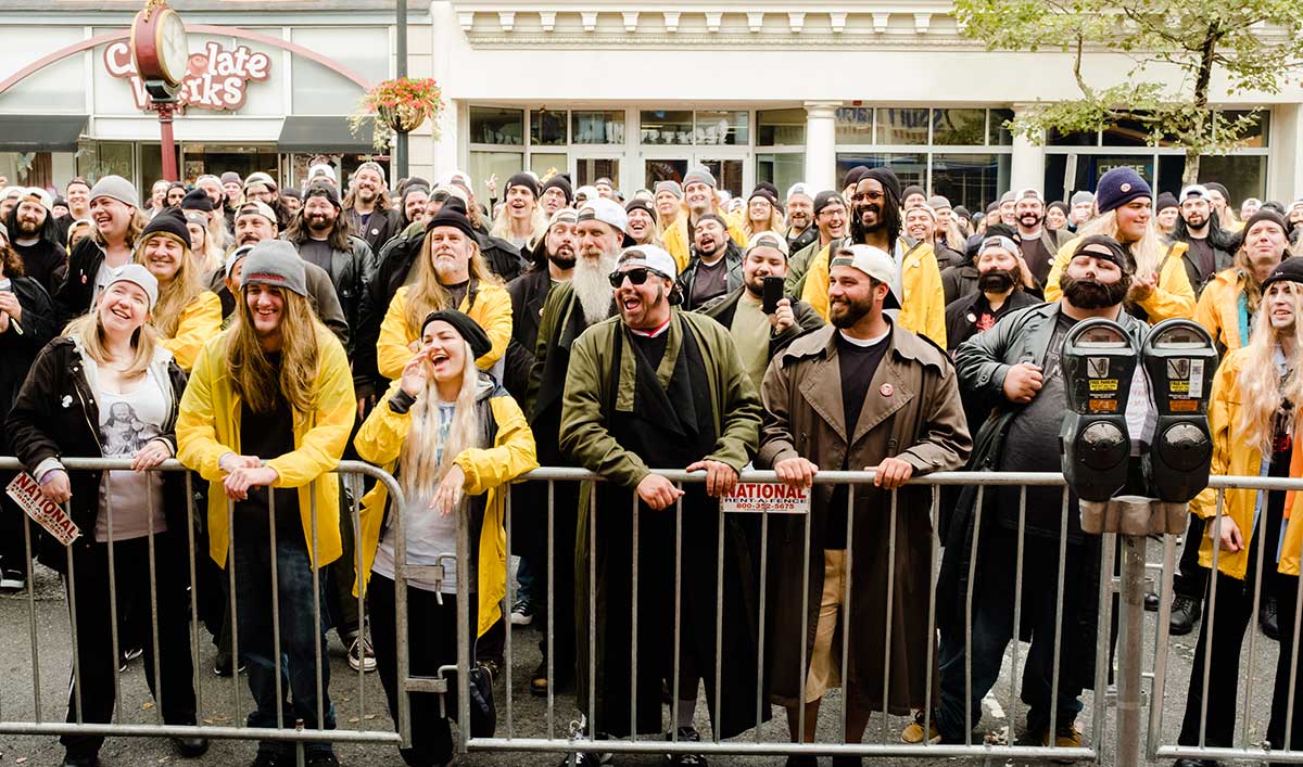 Jay and Silent Bob Cosplayers Attempt to Set a Guinness World Record