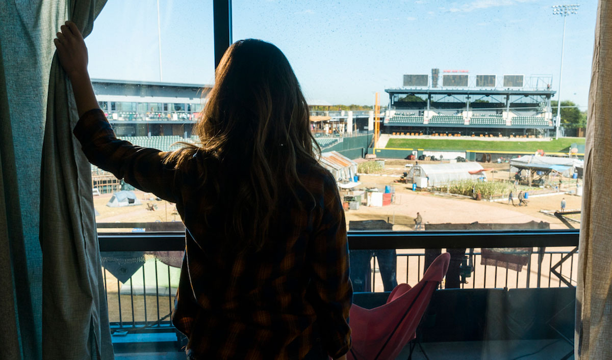 Explore the Stadium in a New <em>Fear the Walking Dead</em> 360 Experience