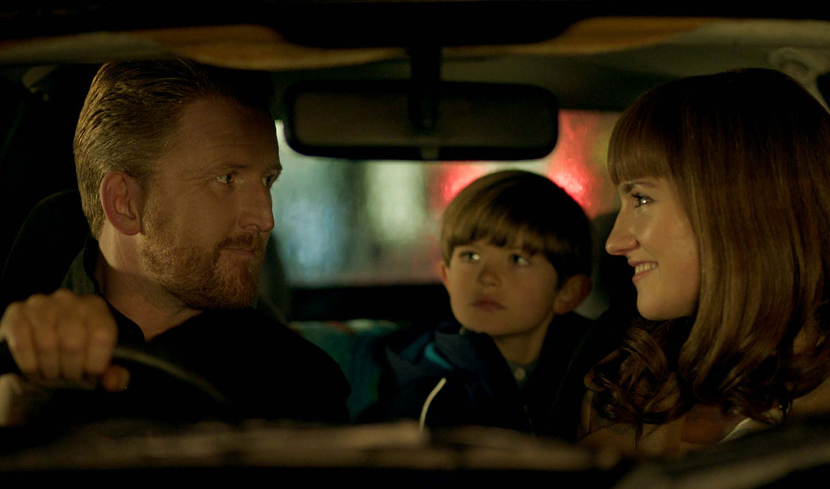 A Night Out Takes a Dark Turn in This Harrowing Scene From <em>HUMANS</em> Episode 4