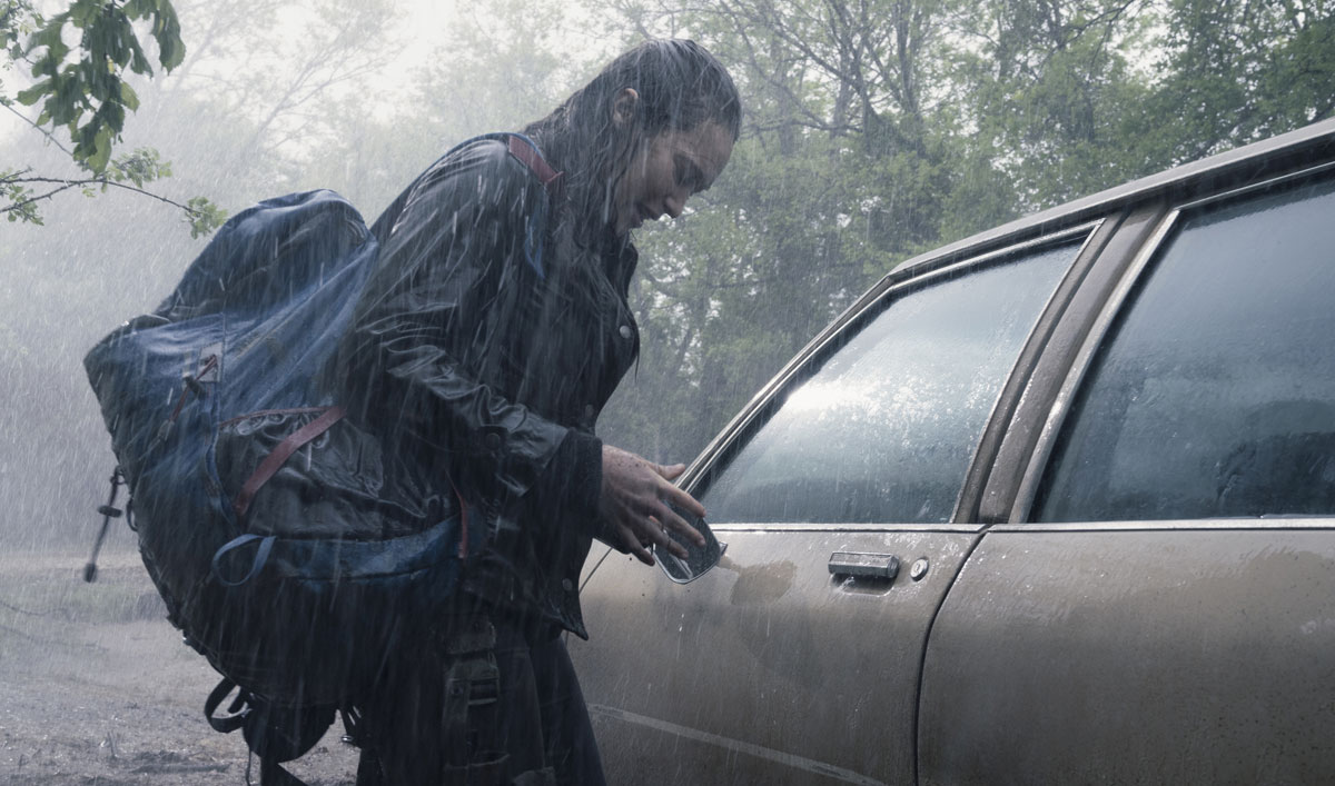 Sneak Peek of <em>Fear the Walking Dead</em> Episode 10 — Alicia Gets Caught in the Storm