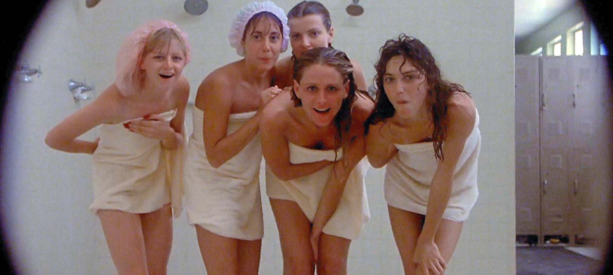 Un grupo de chavales de instituto se dedica a espiar a las chicas desnudas ...