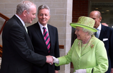mcguinness-queen-handshake