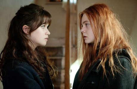 Alice Englert and Elle Fanning in 'Ginger & Rosa' (Photo: Adventure Pictures)