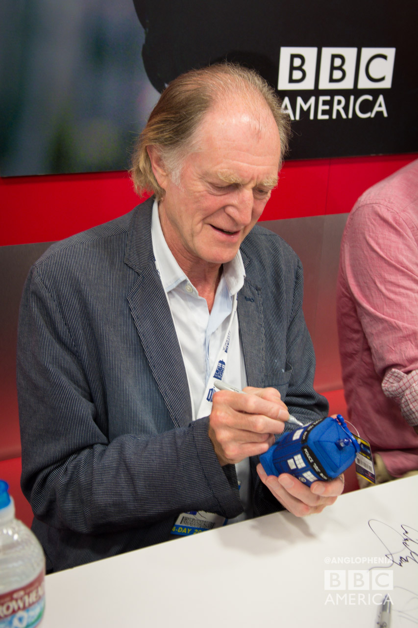 David Bradley signs a TARDIS. (Photo: Dave Gustav Anderson)