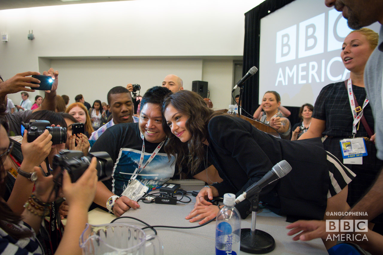 Tatiana Maslany poses with fans for a photo. (Photo: Dave Gustav Anderson)