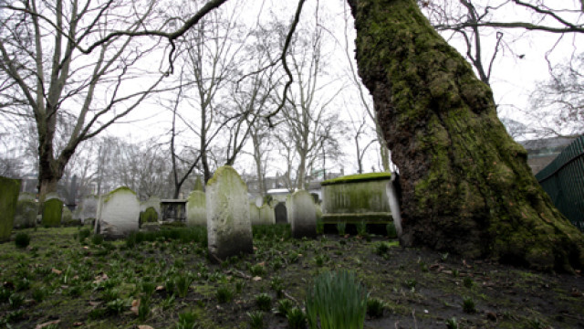 Buildings and Landmarks – Bunhill Fields Cemetery – London