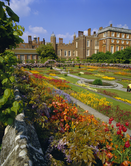 Sunken Gardens (King William and Queen Mary), the origin of the ORIGIN OF THE ENGLISH NURSERY RHYME 'MARY MARY QUITE CONTRARY', HAMPTON COURT (Walter Rawlings/Robert Harding /AP Images)