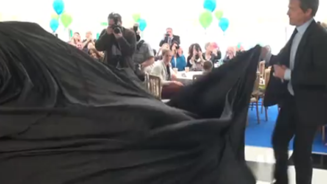 Hugh Grant, Unveil