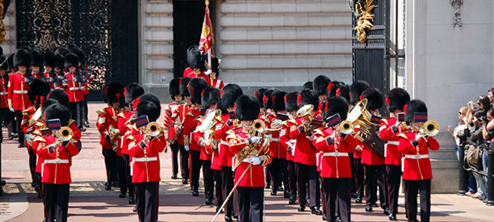 The Queen’s Guard Performs ‘Game of Thrones’ Theme Song | Anglophenia ...