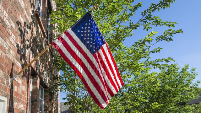 1280x720_american_flag_house