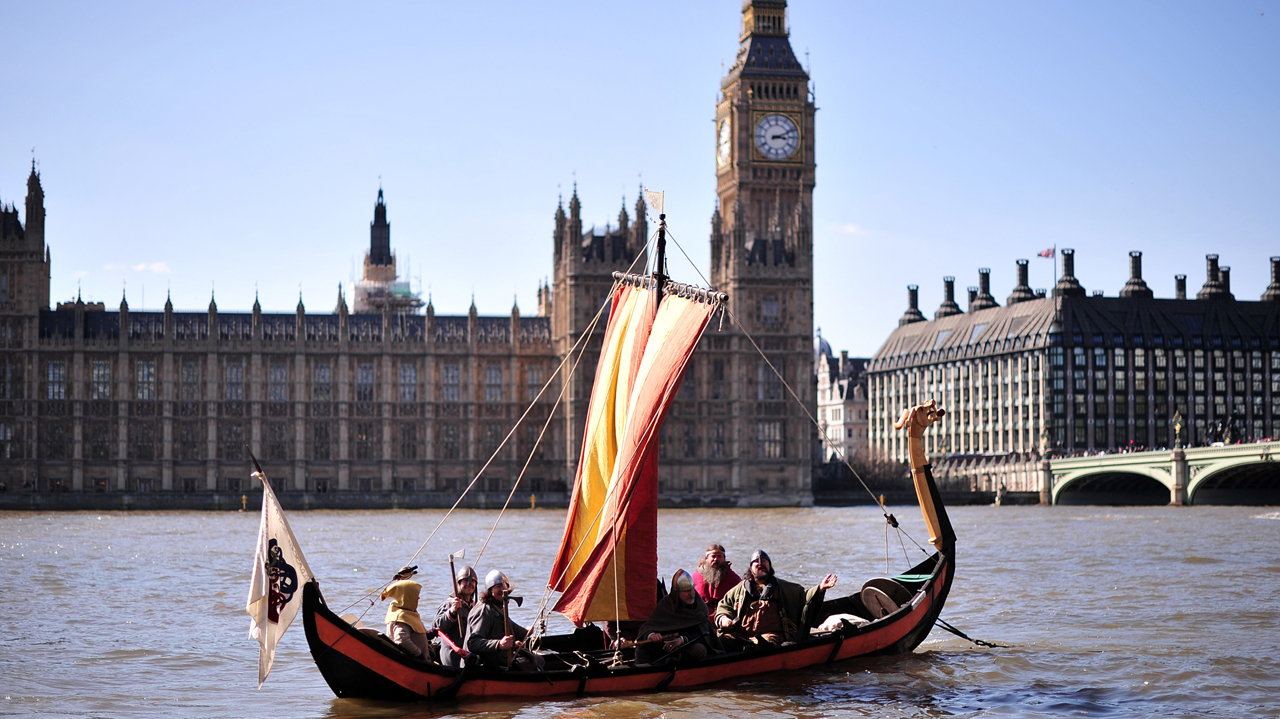 Vikingen vallen de Houses of Parliament in Londen binnen (Foto: Carl Court/Getty Images)