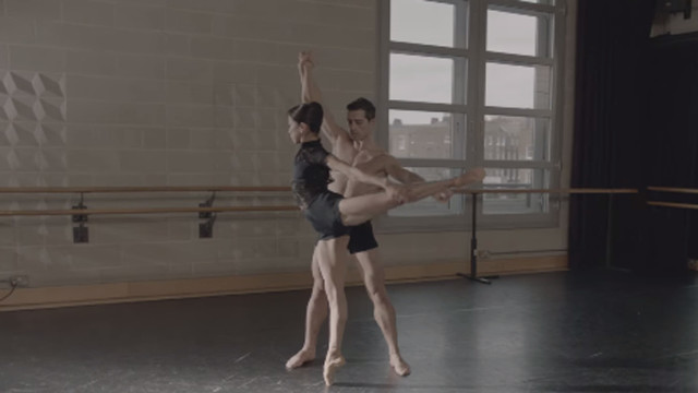 anglo_2000x1025_balletdancers