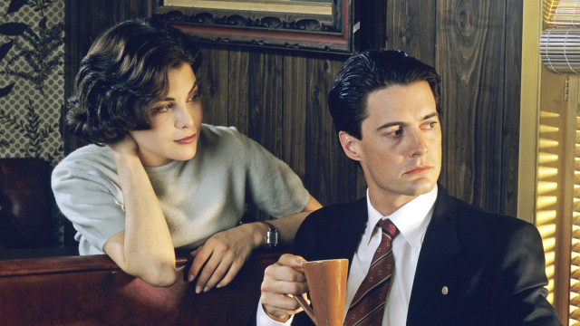 Sherilyn Fenn and Kyle Maclachlan in Twin Peaks