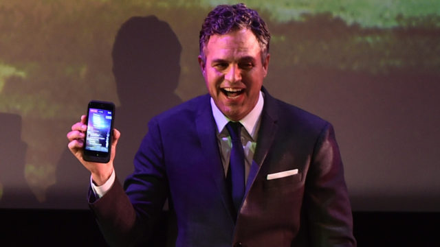anglo_2000x1125_markruffalo_phonegaffe