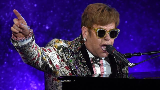 Pop legend Elton John on Wednesday announced a final tour, saying he intends to stop traveling to spend more time with his family. The 70-year-old British entertainer, revealing his plans at a gala New York event, said he planned to “go out with a bang” with a global tour that may last several years. / AFP PHOTO / TIMOTHY A. CLARY