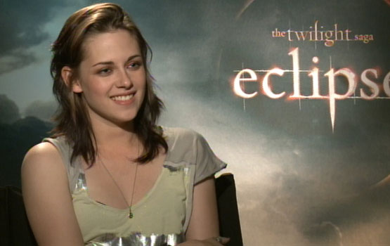Video – Kristen Stewart and the Eclipse Cast Discuss Baby Names, Cullens, and the U.K. Band Muse