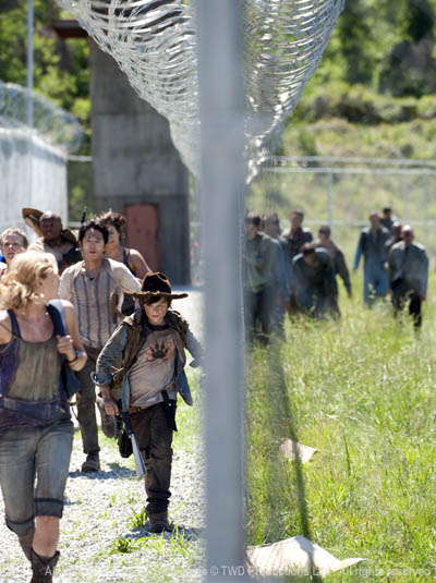 Beth Greene (Emily Kinney), Carol Peletier (Melissa McBride), T-Dog (IronE Singleton), Glenn Rhee (Steven Yeun), Maggie Greene (Lauren Cohan) and Carl Grimes (Chandler Riggs) in Episode 1 of The Walking Dead