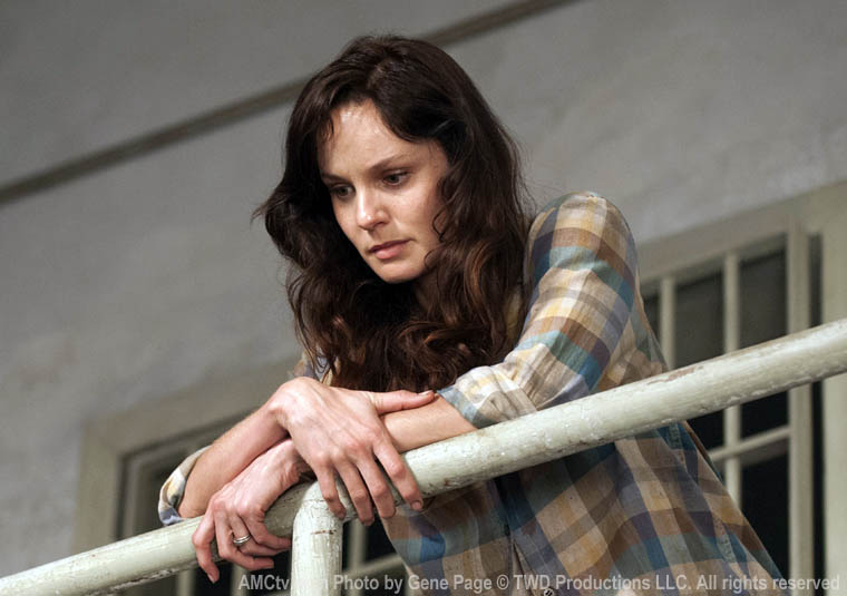 Lori Grimes (Sarah Wayne Callies) in Episode 1 of The Walking Dead