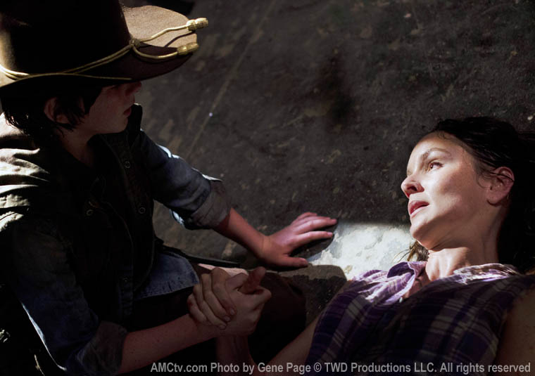 Carl Grimes (Chandler Riggs) and Lori Grimes (Sarah Wayne Callies) in Episode 4 of The Walking Dead