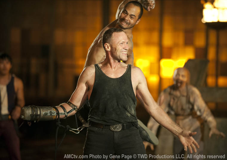 Merle Dixon (Michael Rooker) and Martinez (Jose Pablo Cantillo) in Episode 5 of The Walking Dead