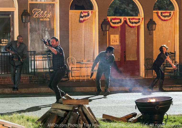 Oscar (Vincent Ward), Rick Grimes (Andrew Lincoln), Glenn Rhee (Steven Yeun) and Maggie Greene (Lauren Cohan) in Episode 8 of The Walking Dead
