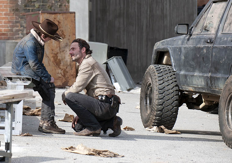Carl Grimes (Chandler Riggs) and Rick Grimes (Andrew Lincoln) in Episode 16 of The Walking Dead