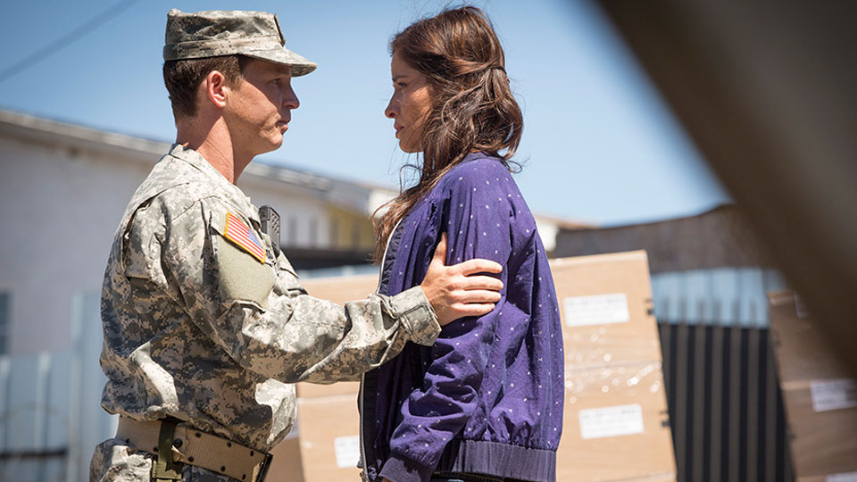 Soldado Andrew Adams (Shawn Hatosy) e Ofelia Salazar (Mercedes Mason) no Episódio 5 | Photo by Justina Mintz/AMC
