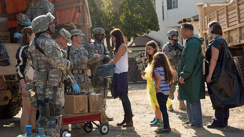 Corporal Andrew Adams (Shawn Hatosy) e Ofelia Salazar (Mercedes Mason) no Episódio 4 | Photo by Justina Mintz/AMC