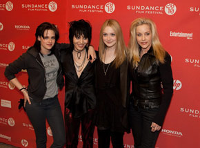 Kristen Stewart and Dakota Fanning are “Runaways” (photo)