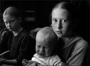 “The White Ribbon” and “Divided Heaven” on DVD (photo)