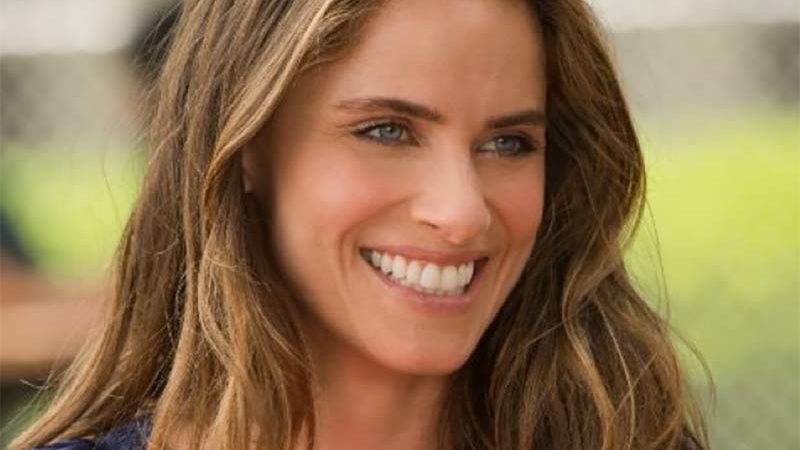 Amanda_Peet_headshot_800x800